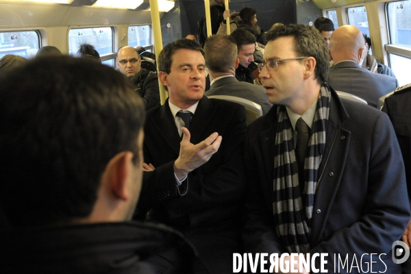 Manuel VALLS dans le RER D et à Evry après le coup de filet policier