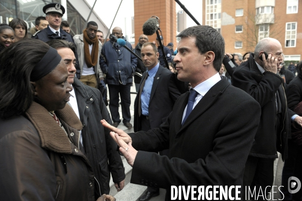 Manuel VALLS dans le RER D et à Evry après le coup de filet policier