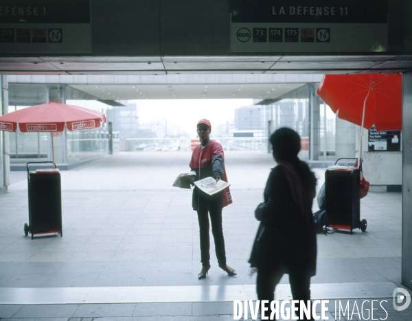 Jeune étudiante distribuant un gratuit à la Défense