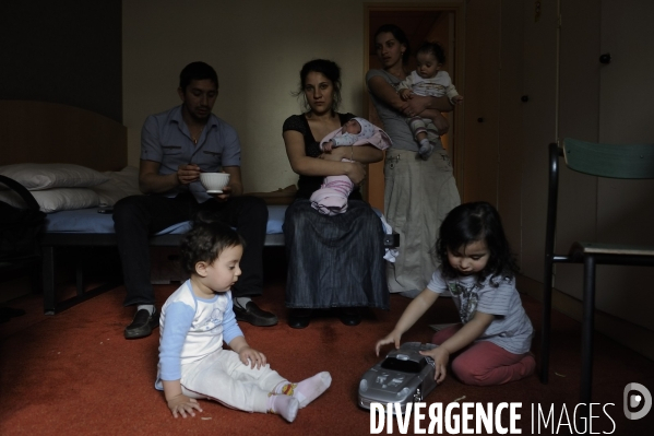Des familles Roms à l hôtel après avoir été expulsées.