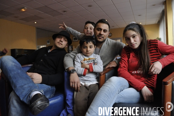 Des familles Roms à l hôtel après avoir été expulsées.