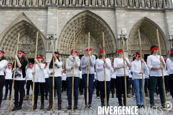 FLASHMOB pour défendre la liberté Religieuse organisé sur le Parvis de Notre Dame de Paris