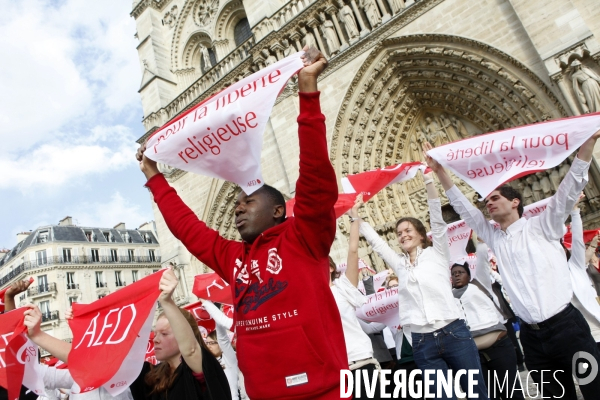 FLASHMOB pour défendre la liberté Religieuse organisé sur le Parvis de Notre Dame de Paris