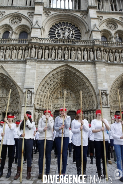 FLASHMOB pour défendre la liberté Religieuse organisé sur le Parvis de Notre Dame de Paris