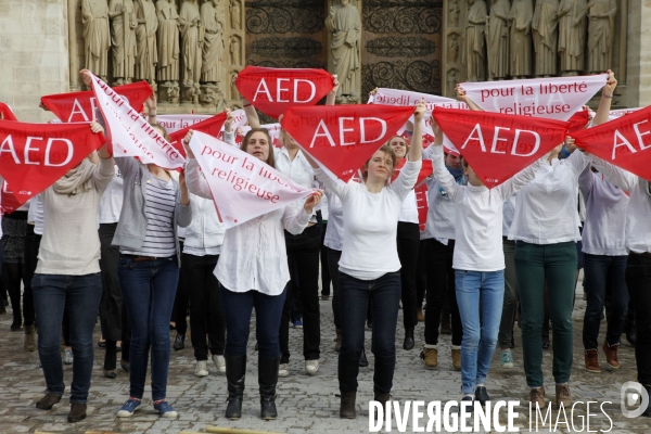 FLASHMOB pour défendre la liberté Religieuse organisé sur le Parvis de Notre Dame de Paris