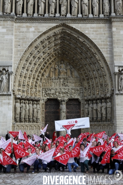 FLASHMOB pour défendre la liberté Religieuse organisé sur le Parvis de Notre Dame de Paris