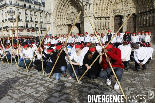 FLASHMOB pour défendre la liberté Religieuse organisé sur le Parvis de Notre Dame de Paris