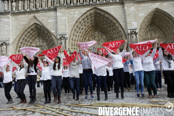 FLASHMOB pour défendre la liberté Religieuse organisé sur le Parvis de Notre Dame de Paris