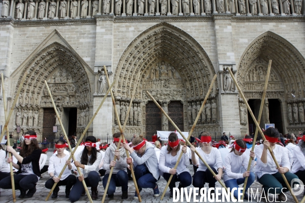 FLASHMOB pour défendre la liberté Religieuse organisé sur le Parvis de Notre Dame de Paris