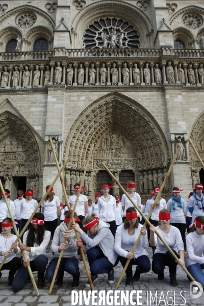 FLASHMOB pour défendre la liberté Religieuse organisé sur le Parvis de Notre Dame de Paris