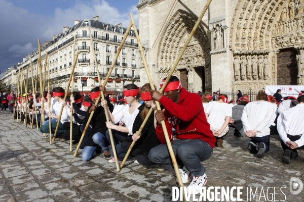 FLASHMOB pour défendre la liberté Religieuse organisé sur le Parvis de Notre Dame de Paris