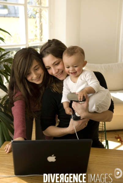 Enfant avec l ordinateur et les écrans. Children with computer and screens