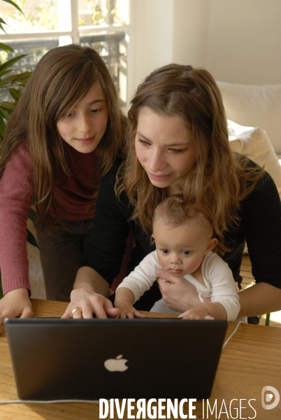 Enfant avec l ordinateur et les écrans. Children with computer and screens