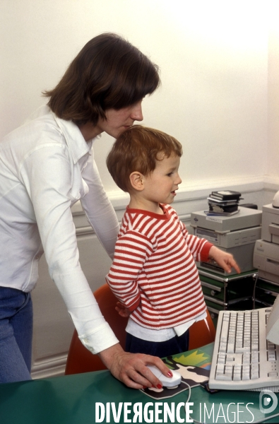 Enfant avec l ordinateur et les écrans. Children with computer and screens