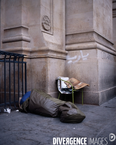 Homme dormant au pied de la gare du Nord. Paris nord.