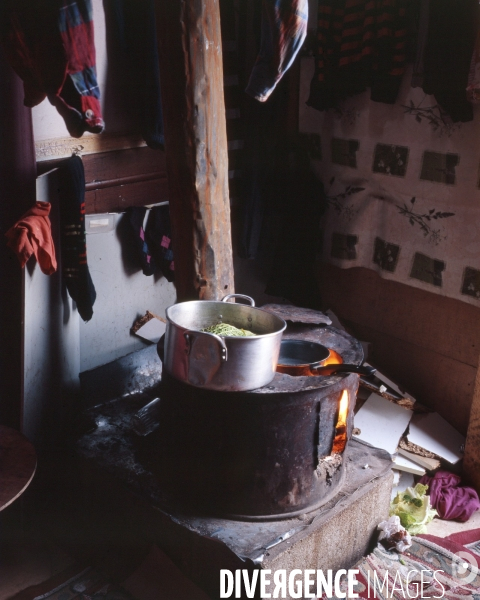 Camp roumain, Poêle à l  intérieur d une baraque.