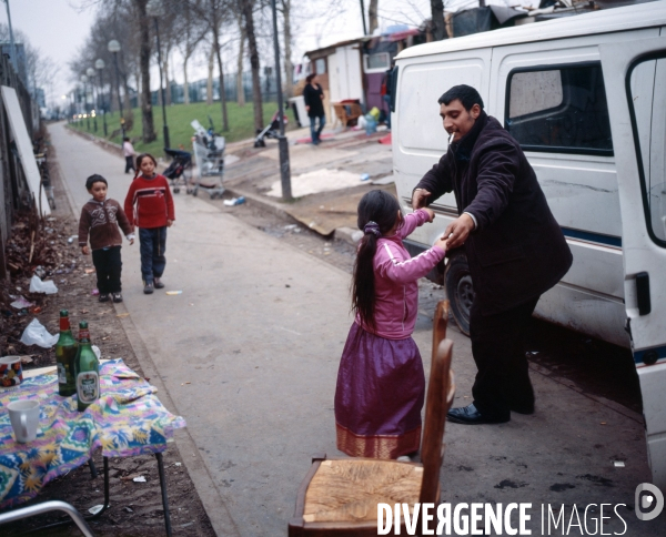 Camp roumain, homme et enfant dansant