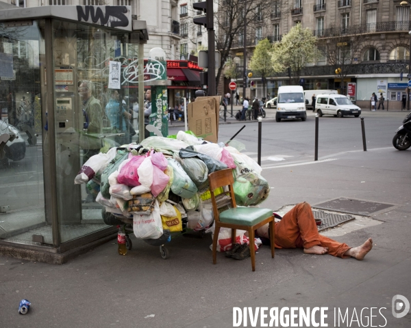 Homme dormant à même le sol, Paris nord.