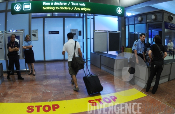 Controles conjoint de la Douane et des Services Vétérinaires à l aéroport de Nice