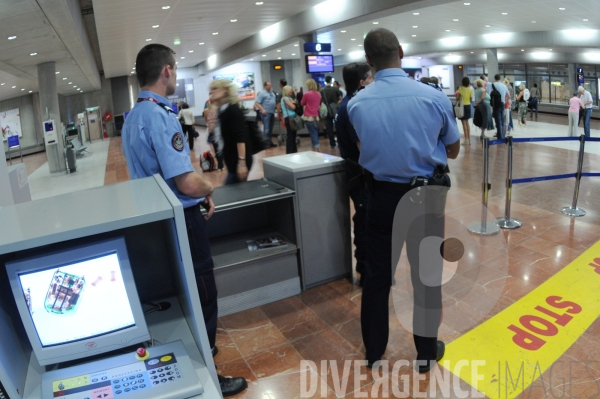 Controles conjoint de la Douane et des Services Vétérinaires à l aéroport de Nice