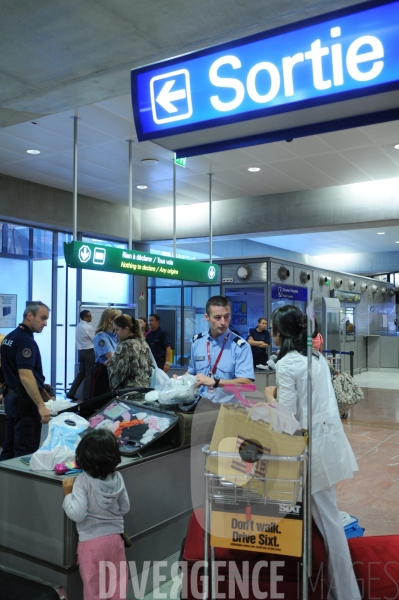 Controles conjoint de la Douane et des Services Vétérinaires à l aéroport de Nice