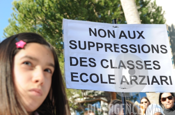 Manifestation des enseignants, parents d élèves et enfants contre la suppression de classes dans les ecoles