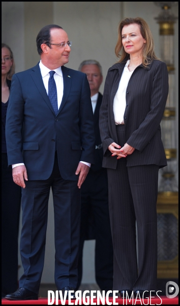 François Hollande et Valérie Trierweiler reçoivent Bronislaw Komorowski