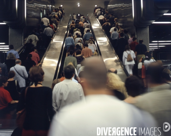 Paris, La Défense escalators du RER