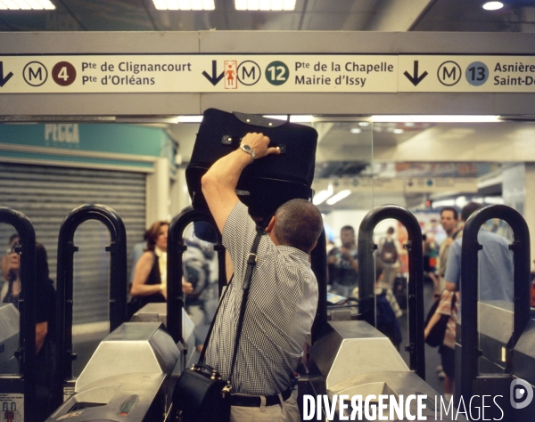 Métro, voyageur coincé dans les guillotines