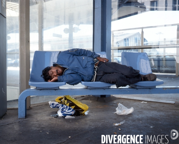 Habitué dormant sur un banc  anti allongement 