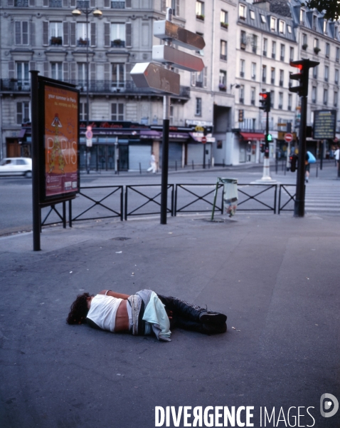 Jeune femme étendue au sol devant la gare de l est
