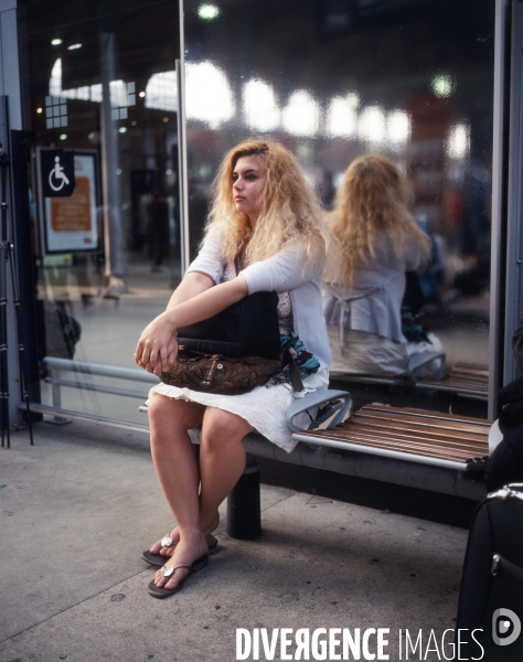 Gare du Nord, Jeune femme dans le carré d attente