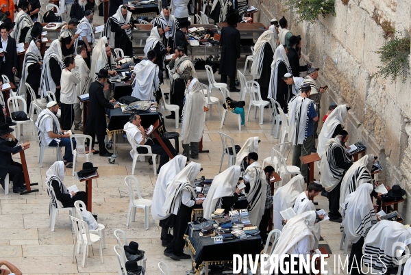 JERUSALEM : Prières quotidiennes au Mur des lamentations