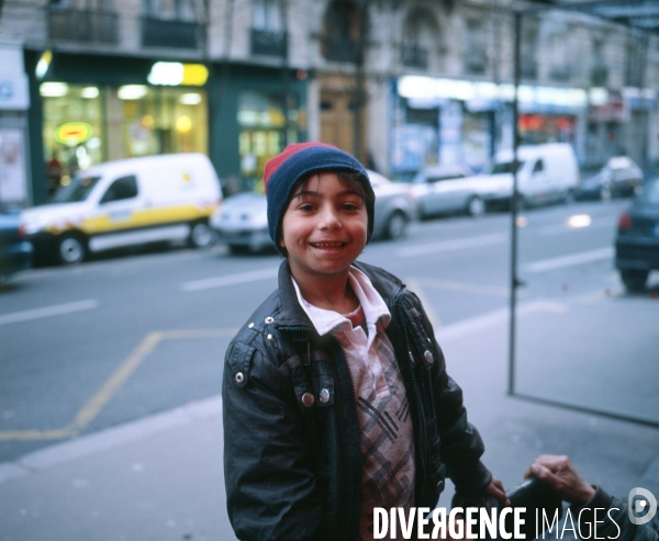 Paris nord, enfant roumain sur un banc