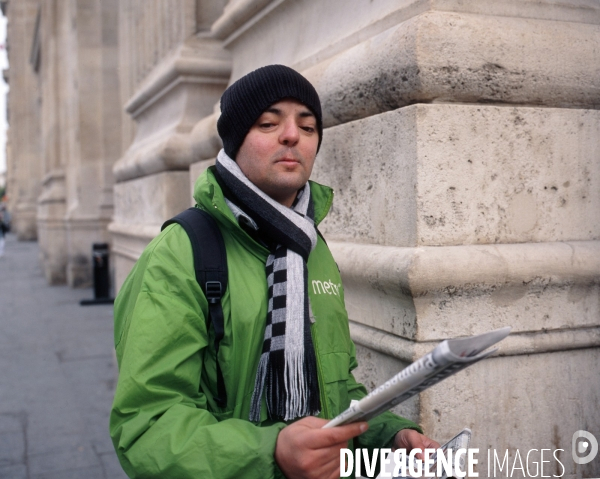 Gare du Nord, Paris. Jeune colporteur du journal Metro