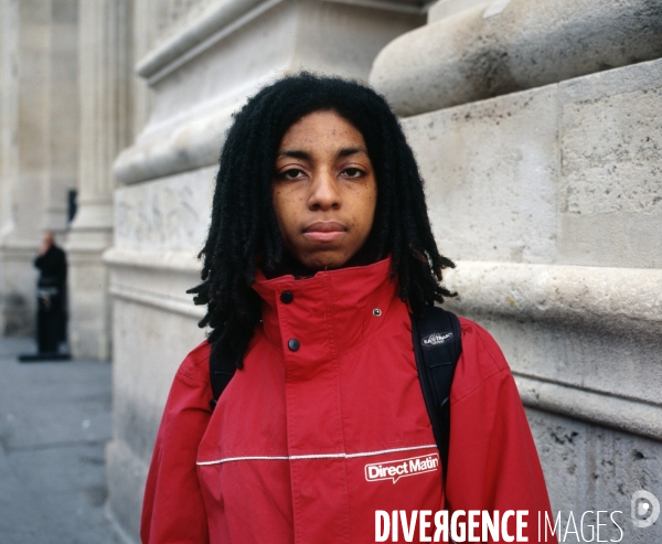 Gare du Nord, Paris. Jeune colporteuse du journal Direct Matin