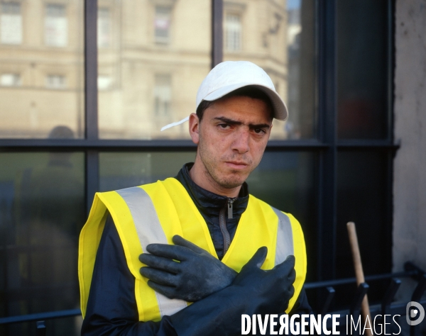Gare du Nord, Paris., jeune homme nettoyant les abords de la gare