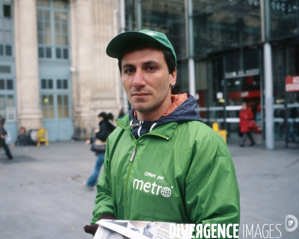Gare du Nord, Paris. Jeune colporteur du journal Metro