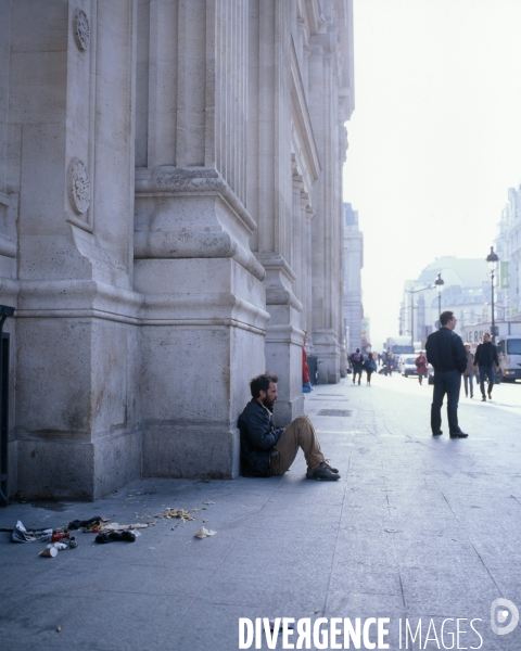 Homme sans domicile le matin à l entrée de la gare