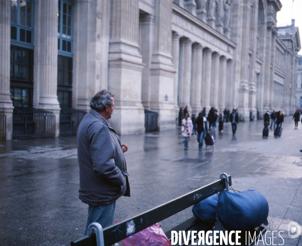 Homme sans domicile le matin à l entrée de la gare