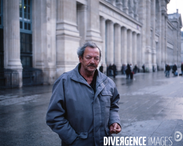 Homme sans domicile le matin à l entrée de la gare