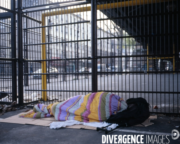 Paris-Nord, Homme couché au sol sous un drap