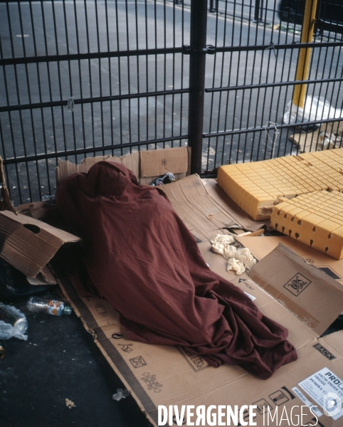 Paris-Nord, Homme couché au sol sous un drap