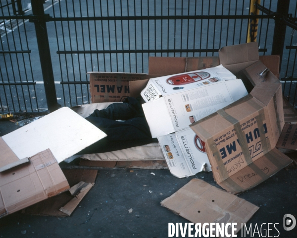 Paris-Nord, Homme couché dans des cartons