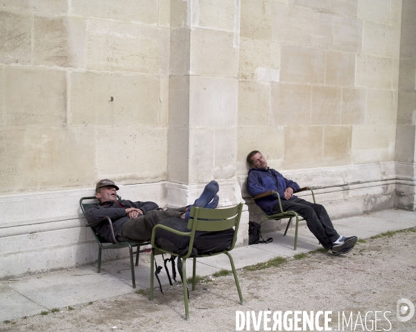 Paris, jardin des Tuileries Hommes dormant, adossés au musée du jeu de paume.