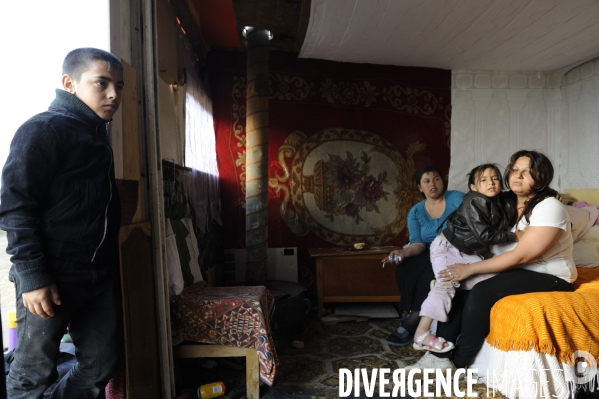 Expulsées d un terrain de Ris-Orangis, les familles Roms s installent à Grigny.