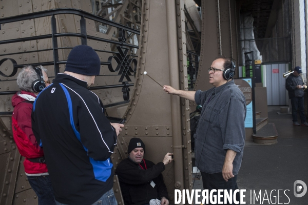 Le compositeur et musicien joseph bertolozzi, en enregistrement a la tour eiffel.