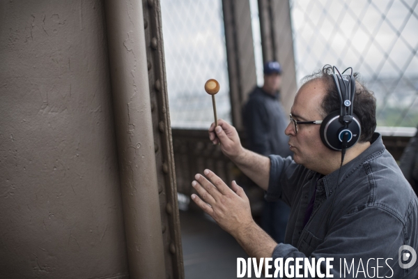 Le compositeur et musicien joseph bertolozzi, en enregistrement a la tour eiffel.