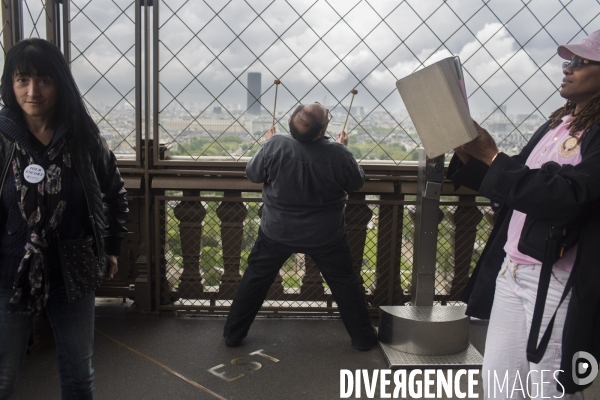 Le compositeur et musicien joseph bertolozzi, en enregistrement a la tour eiffel.