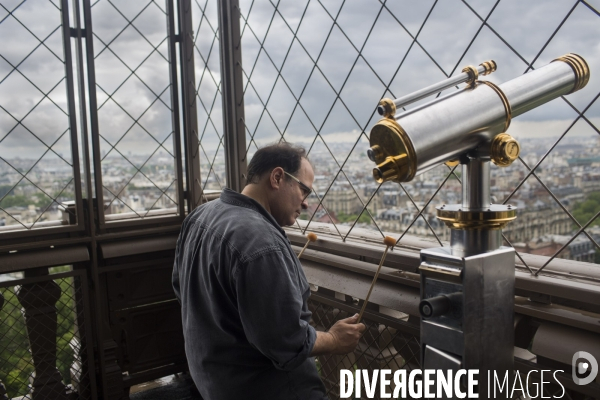 Le compositeur et musicien joseph bertolozzi, en enregistrement a la tour eiffel.